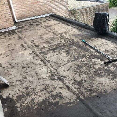 Schoonmaken van een plat dak in Lochem