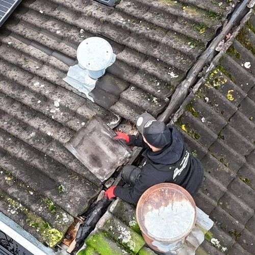 Het opnieuw vastleggen van dakpannen in Lochem